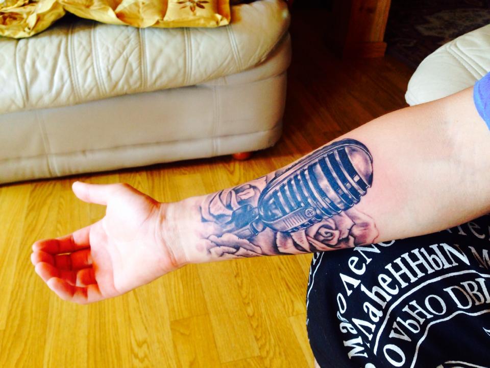 Микрофон шивүүлсэн дуучин залуус